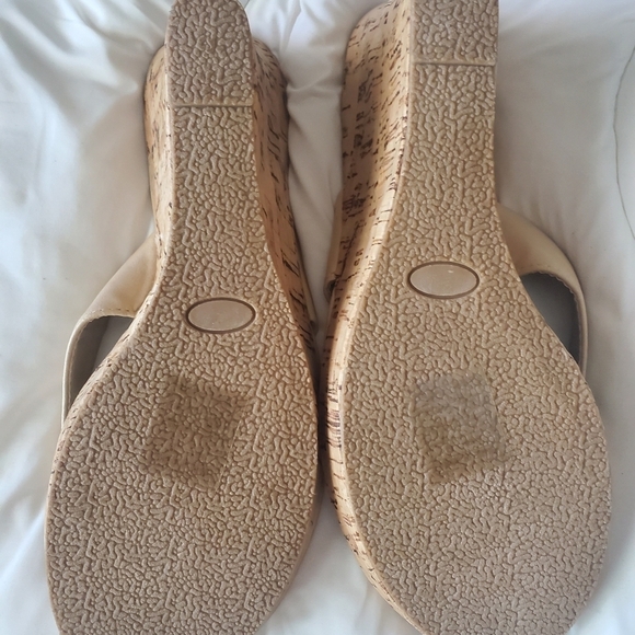 Cream color sandals with 3" heel NEW SIZE 9 - Picture 4 of 6